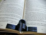 Supporto per libri a una mano-1