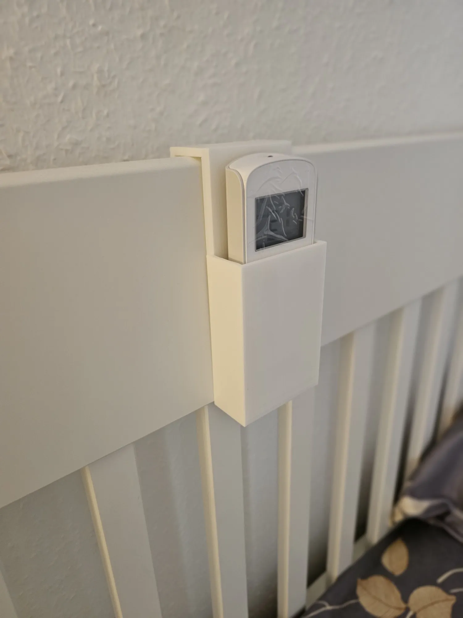 Air conditioner (Comfee) remote holder/pocket -1